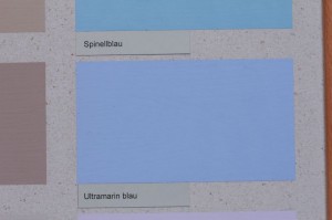 Die vegane Vega Wandfarbe ist im Bild mit ultramarinblauen Pigmenten eingefärbt